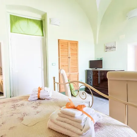 Porta Paradiso B&B 우겐토